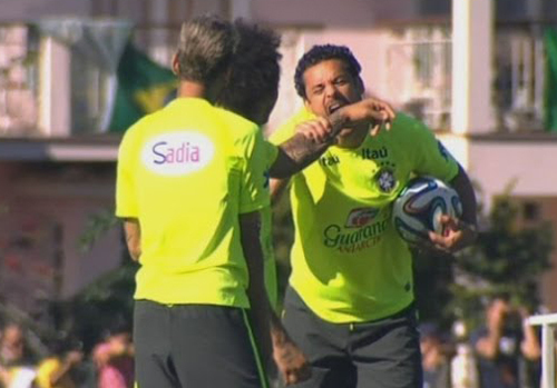 Clip: Sao Brazil lại  "cắn người " giống Suarez tại World Cup 2014