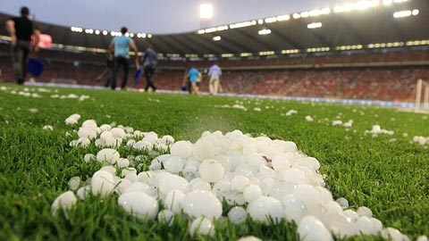 Cận cảnh cơn mưa đá khủng khiếp trong trận Bỉ gặp Tunisia