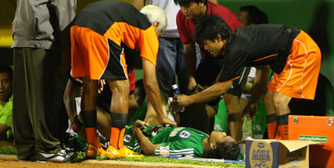 Cầu thủ lên cơn động kinh rồi tử vong ngay trên sân