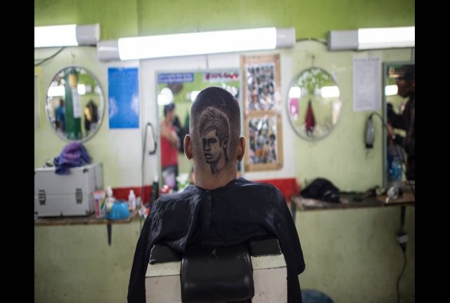 Kiểu tóc theo gương mặt Neymar giá 45 USD tại Brazil