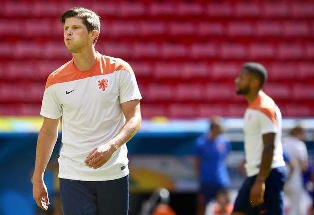 Sao ĐT Hà Lan bất ngờ bị cánh sát bắt vì lừa nữ sinh 