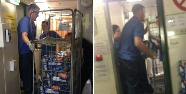 Tiền đạo Ngoại hạng Anh lau dọn vệ sinh kiếm bạc lẻ