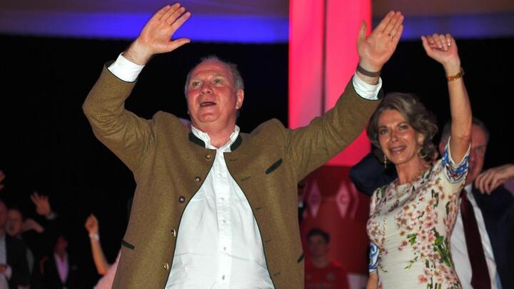 Lạ đời: Chủ tịch Bayern ngồi tù ban đêm, ngày... đi chơi