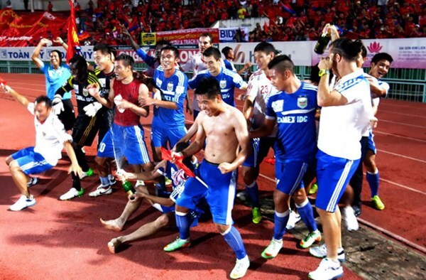 Vô địch V.League 2014, B. Bình Dương ẵm 10 tỷ đồng