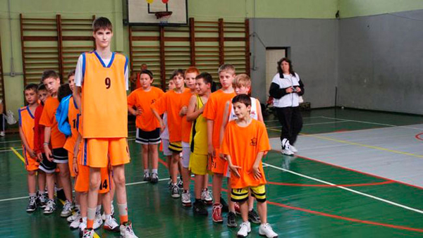 Bí quyết tăng chiều cao của cậu nhóc 13 tuổi cao gần 3m