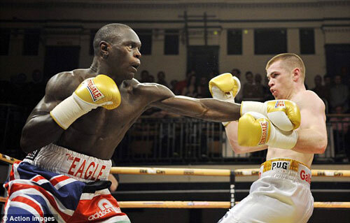 Trọng tài bị võ sỹ đấm gục trên khán đài