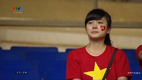 Clip: Fan nữ xinh đẹp khóc nghẹn khi U19 Việt Nam gục ngã