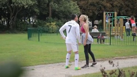 Trốn bồ xinh, Cristiano Ronaldo ra đường tán gái?