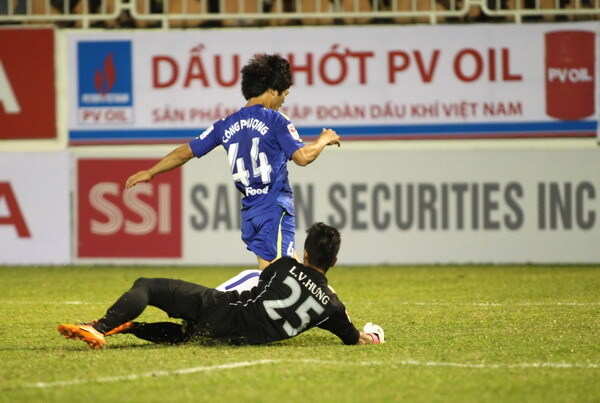 HLV Huỳnh Đức chỉ trích Công Phượng ăn vạ kiếm penalty