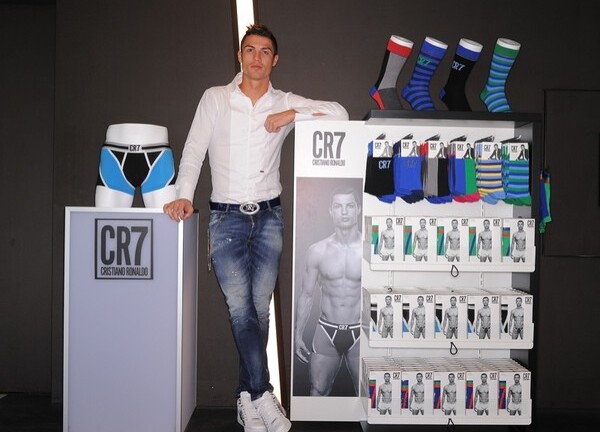 Ronaldo suýt mất tiền tấn vì chơi trò