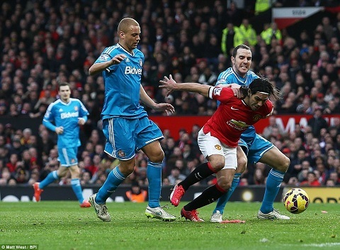 Cú đúp của Rooney giúp M.U trễm trệ vào top 3