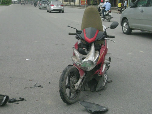 Hà Nội: Xe taxi đâm xe máy gãy đôi, một người nguy kịch