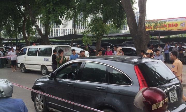 Thò đầu ra cửa, lái xe ôtô bị 2 kẻ đi xe máy dùng dao đâm chết