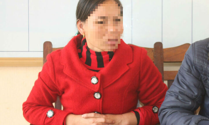 Phó hội phụ nữ bị đánh ghen tập thể, bôi phân trâu, trói vào cột