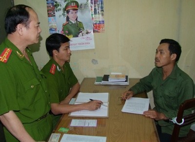 Mâu thuẫn với vợ, cứa rách cổ con trai 6 tuổi