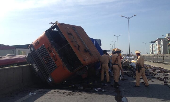 Xe container leo dải phân cách, 5.000 chai bia phủ kín mặt đường