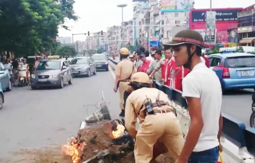 Ùn tắc cục bộ do xe máy bất ngờ bốc cháy
