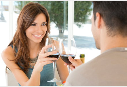 Vợ chồng cùng cụng ly, bí quyết giữ lửa yêu trong gia đình