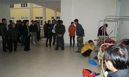 Bệnh nhân chết ngoài hành lang BV, người nhà bức xúc không mang xác về