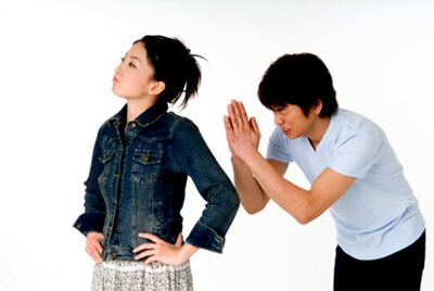 Ghen lồng ghen lộn, hất cả bát mắm tôm vào người tình địch