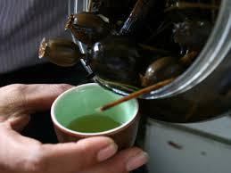 Hành trình rượu ngâm cây thuốc phiện đến tay “thượng đế”