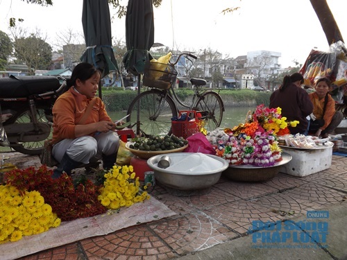 Độc đáo nghề bán cát trắng mùa giáp Tết ở Huế