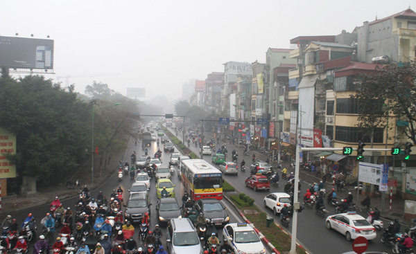 Phố phường Hà Nội chìm trong sương mờ