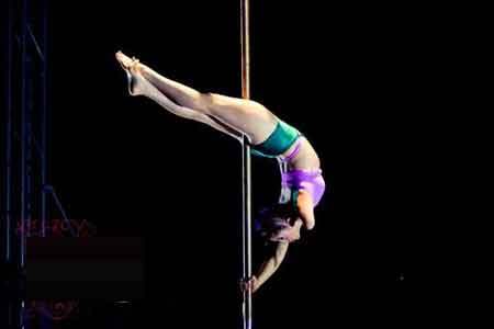 Xem nữ công cụt tay quyến rũ với màn biểu diễn múa cột 