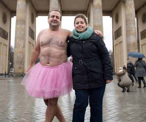 Cảm động chồng mặc váy hồng giúp vợ lạc quan chữa bệnh