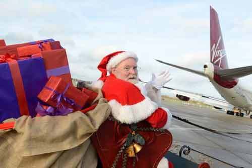 Độc đáo ông già Noel “cưỡi” máy bay phát quà 