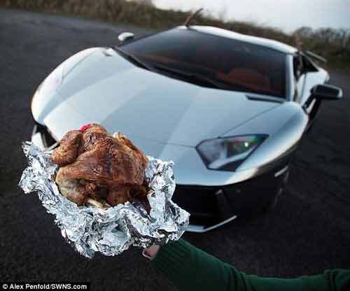 Giáng sinh: Nướng gà Tây bằng siêu xe Lamborghini