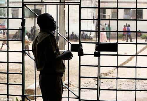 Tù nhân tự cắt bỏ