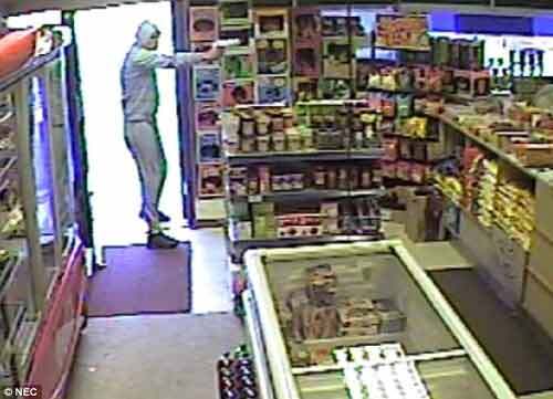 Cướp tấn công vũ trang cửa hàng để đòi... 24 lon bia