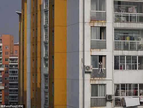 Thót tim cảnh mẹ định ném con trai từ tầng 12