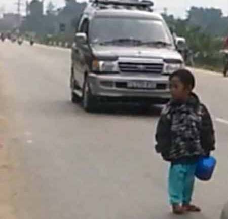 Đau lòng cảnh bé 4 tuổi bị 