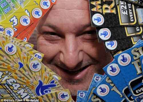 Người đàn ông kỳ lạ dành 20 năm để sưu tầm thẻ cào