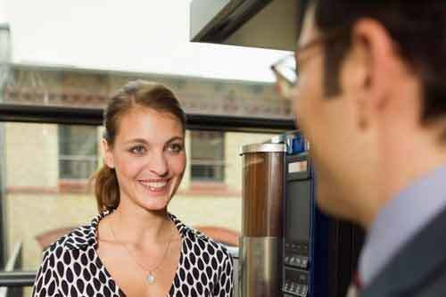 Bạn gái tôi được 5 đồng nghiệp nam tán tỉnh ở chỗ làm mới 