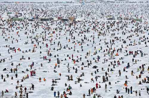Hàng ngàn người câu cá trên mặt băng giữa trời lạnh - 40 độ C