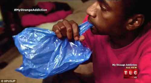 Kỳ lạ chàng trai có sở thích ăn túi nilon