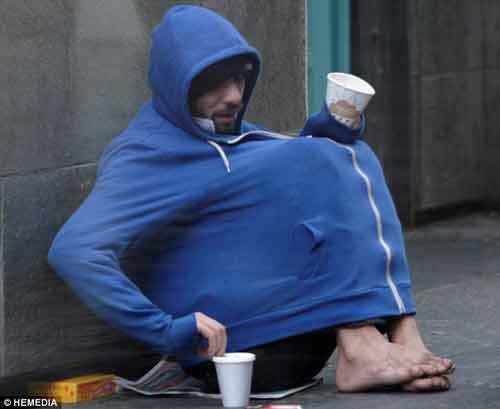 Phát hiện ăn xin lừa đảo nhờ đôi giày