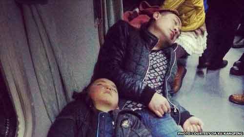 Cận cảnh hành trình về quê ăn Tết gian nan của người dân Trung Quốc