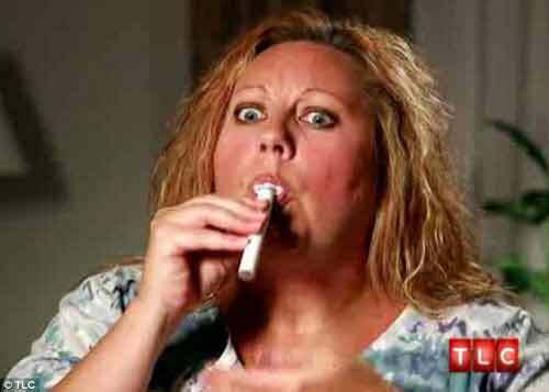 Người mẹ và sở thích kỳ lạ - nghiện uống sơn