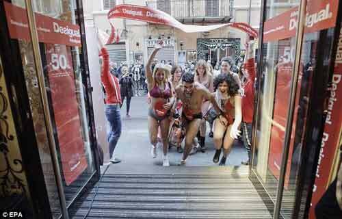 Mặc bikini để săn hàng miễn phí bất chấp thời tiết lạnh