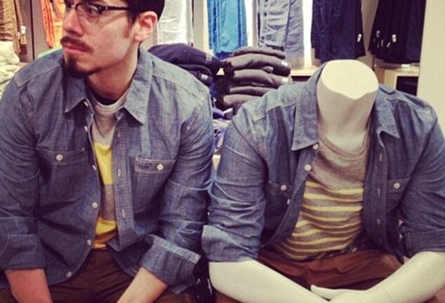 Người đàn ông có sở thích mặc đồ đôi cùng... ma-nơ-canh