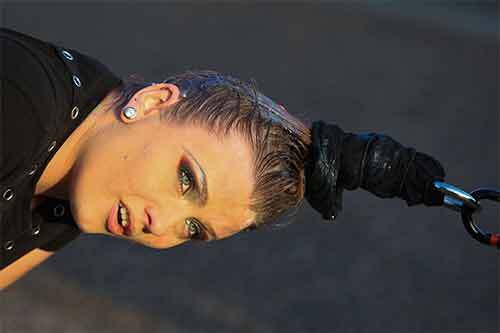 Ấn tượng màn biểu diễn cô gái dùng tóc kéo xe hơi nặng 4 tấn