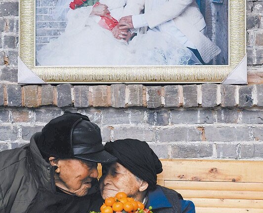 Vợ chồng hơn 100 tuổi thể hiện tình yêu ngày Valentine