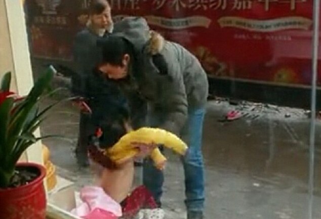 Ông bố nhẫn tâm lột áo con, kéo lê trên đường giữa trời giá rét