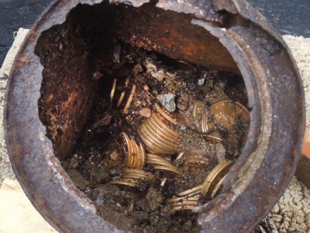 Cặp đôi may mắn phát hiện “kho báu” tiền vàng khi dắt chó đi dạo