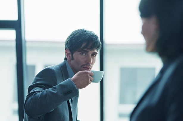 Đồng nghiệp nữ đã đính hôn nhưng vẫn buông lời tán tỉnh tôi