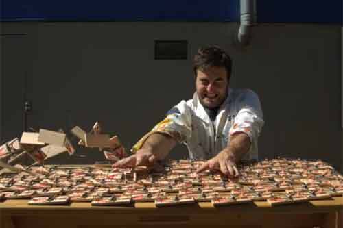 Người đàn ông can đảm dùng tay thử 150 chiếc bẫy chuột